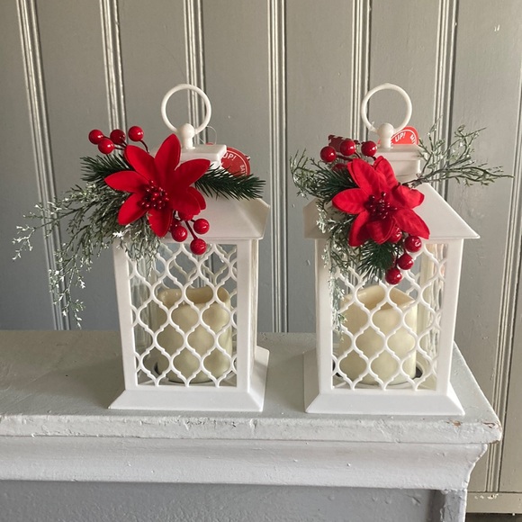 NWT Set of 2- Beautiful White- Red Floral Holiday LED Light Up Candle Lanterns - Picture 4 of 17